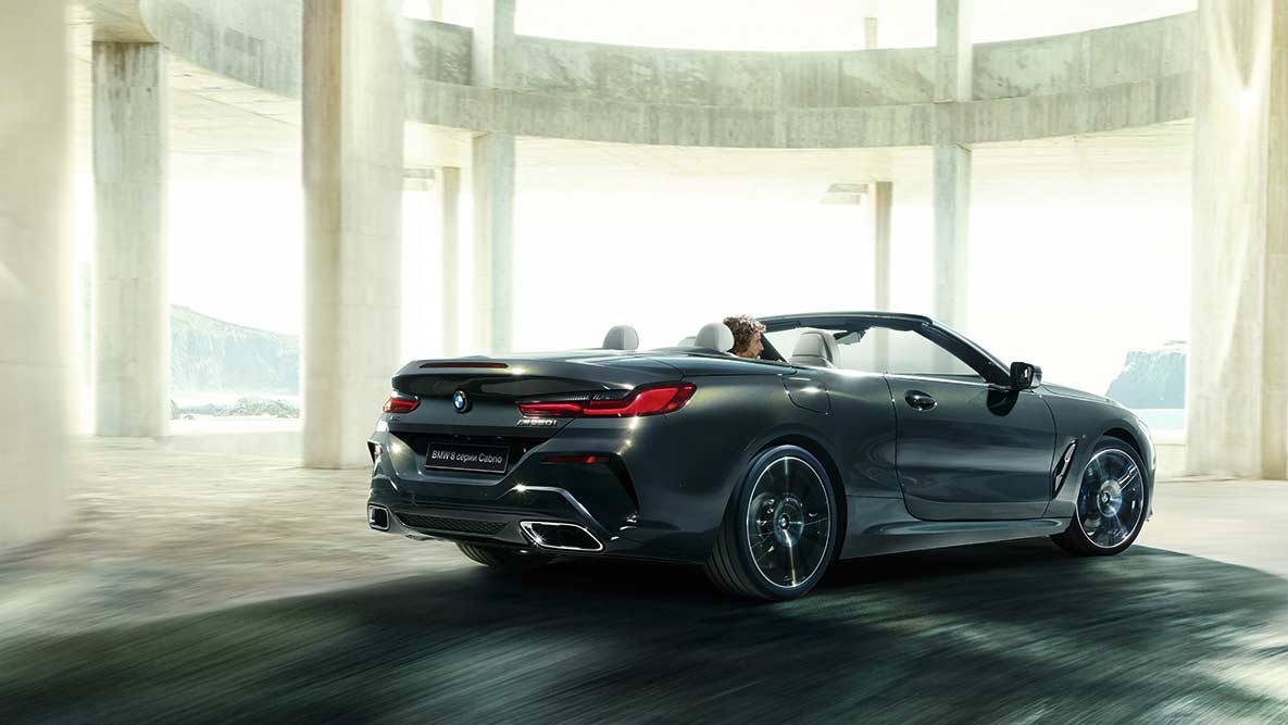 BMW M850i xDrive с опущенным мягким верхом, в движении, вид сбоку. BMW M850i xDrive с опущенным мягким верхом, в движении, вид сбоку.